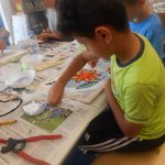 08_13-die-vorlagen-werden-anschliessend-mit-den-mosaiksteinen-beklebt
