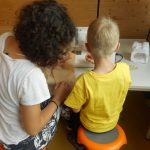 09_1-1-die-kinder-naehen-ihre-eigenen-westen-1