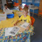 11_1-2-die-kinder-naehen-ihre-eigenen-westen-2