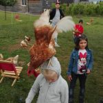 12_9-ganz-mutige-kinder-probierten-auf-dem-schulbauernhof-eine-neue-art-von-hueten-aus