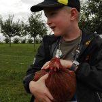 14_10-auf-dem-schulbauernhof-gingen-die-kinder-mit-den-tieren-auf-tuchfuehlung