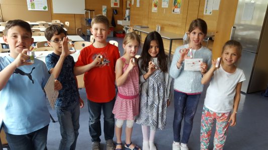 Die selbstgemachten Aua-Sticks aus Kräutern und Bienenwachs...
