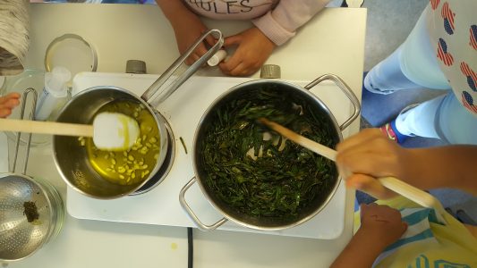 Nach Rezept wurde das Bienenwachs geschmolzen und die Kräuter erwärmt...