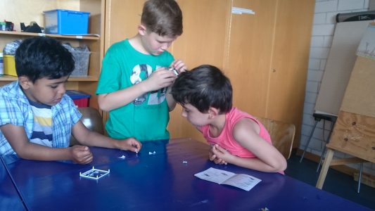 Wir mussten bei den kleinen Teilen ganz genau hinschauen. Aber am Ende sind alle Autos über den Schulhof gefahren.