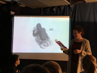 Die Kinder hören Jutta Nymphius gebannt zu