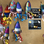 Die Kinder basteln Raketen und versehen sie mit ihren persönlichen guten Wünschen für die Welt.