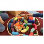 Die Kinder filmen mit den iPad, wie die Maus auf ihrem selbstgebauten Spielplatz spielt. 